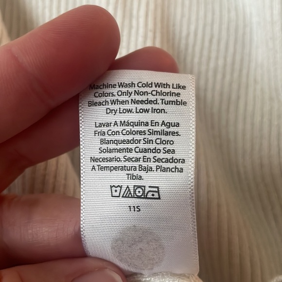 Ribbed cream turtleneck sweater. Size M. Light weight. Perfect for layering! - Picture 6 of 6